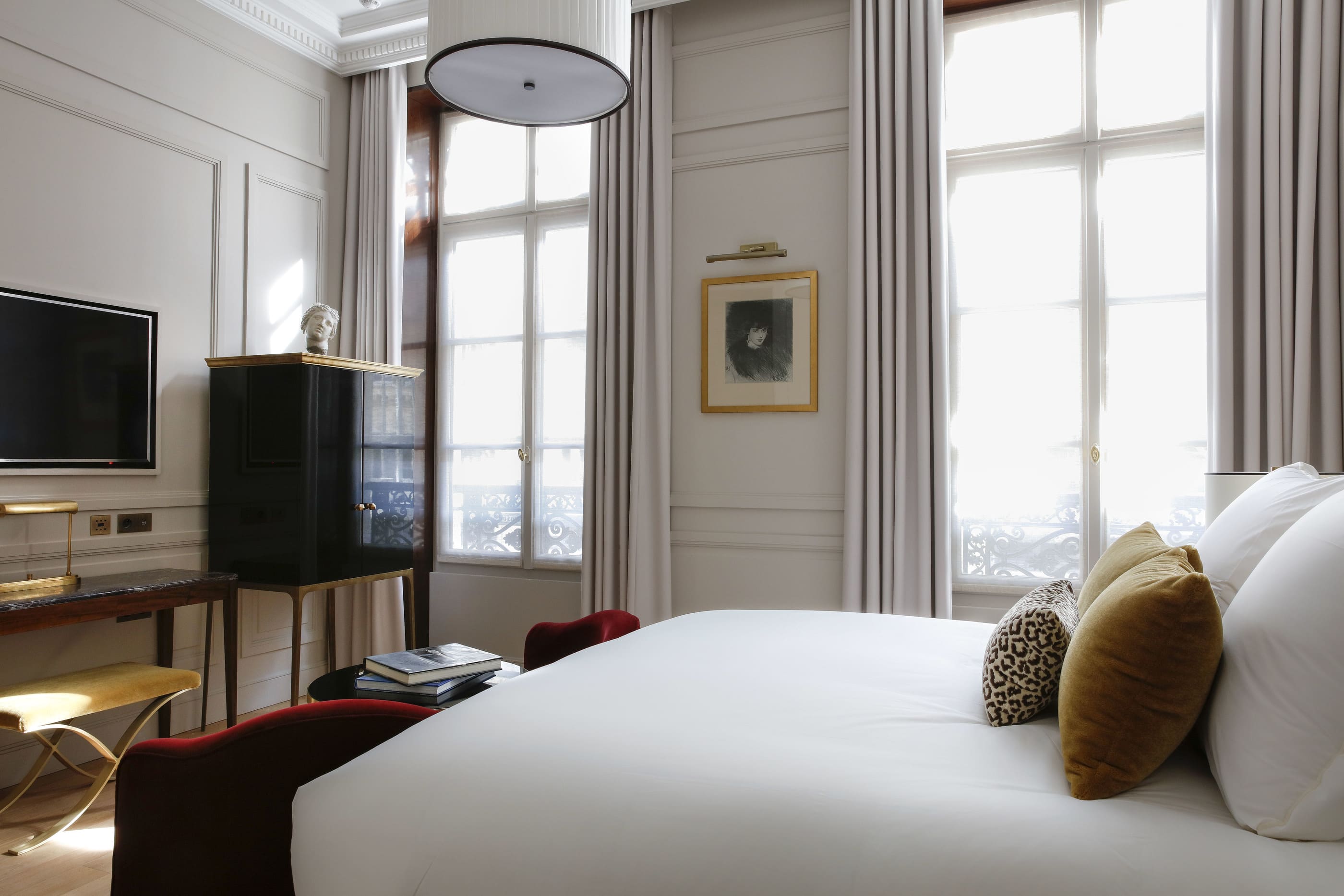 Lit dans une chambre du Boutique Hôtel de Luxe Les Jardins du Faubourg près des Champs-Elysées