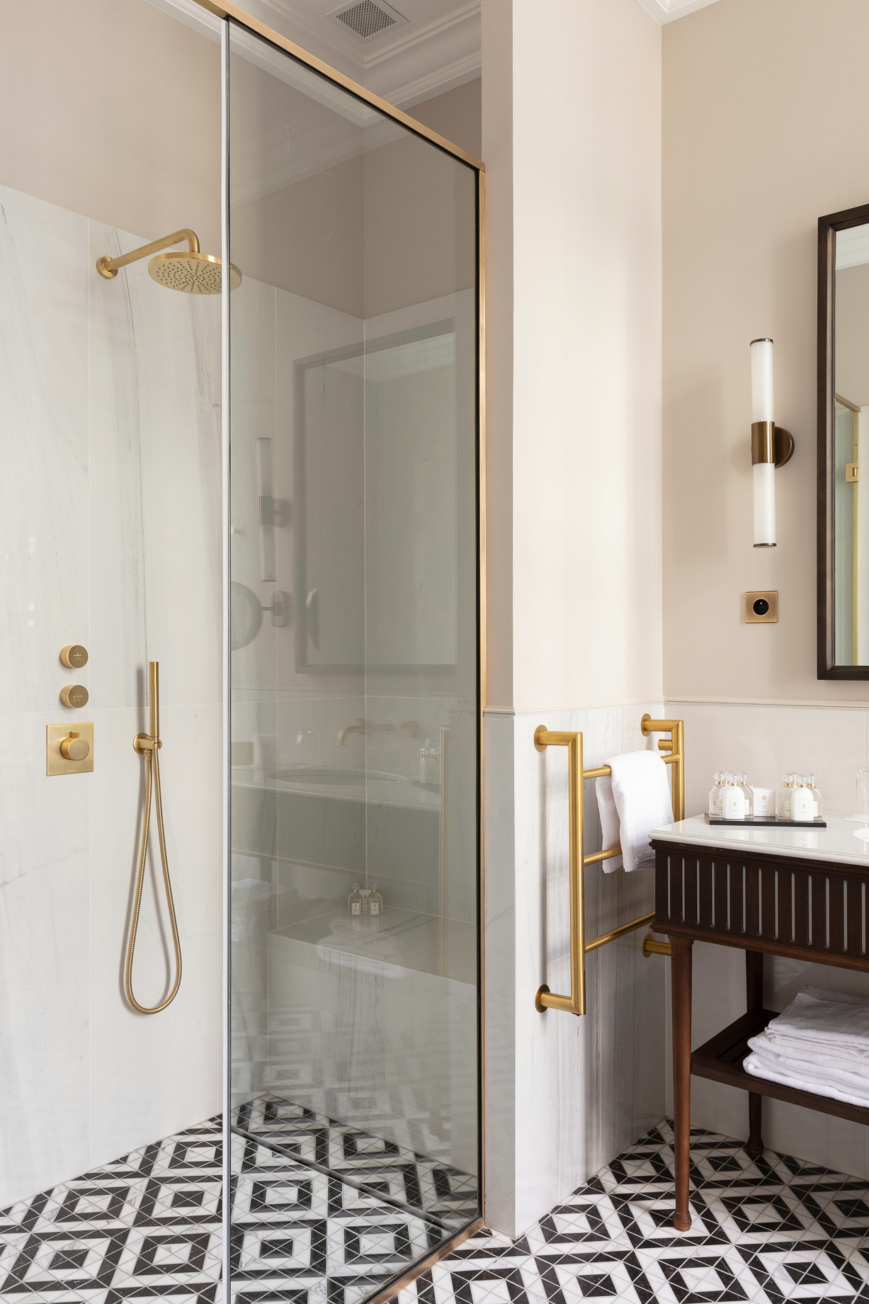 Salle de bain d'une chambre du Boutique Hôtel de Luxe Les Jardins du Faubourg près des Champs-Elysées